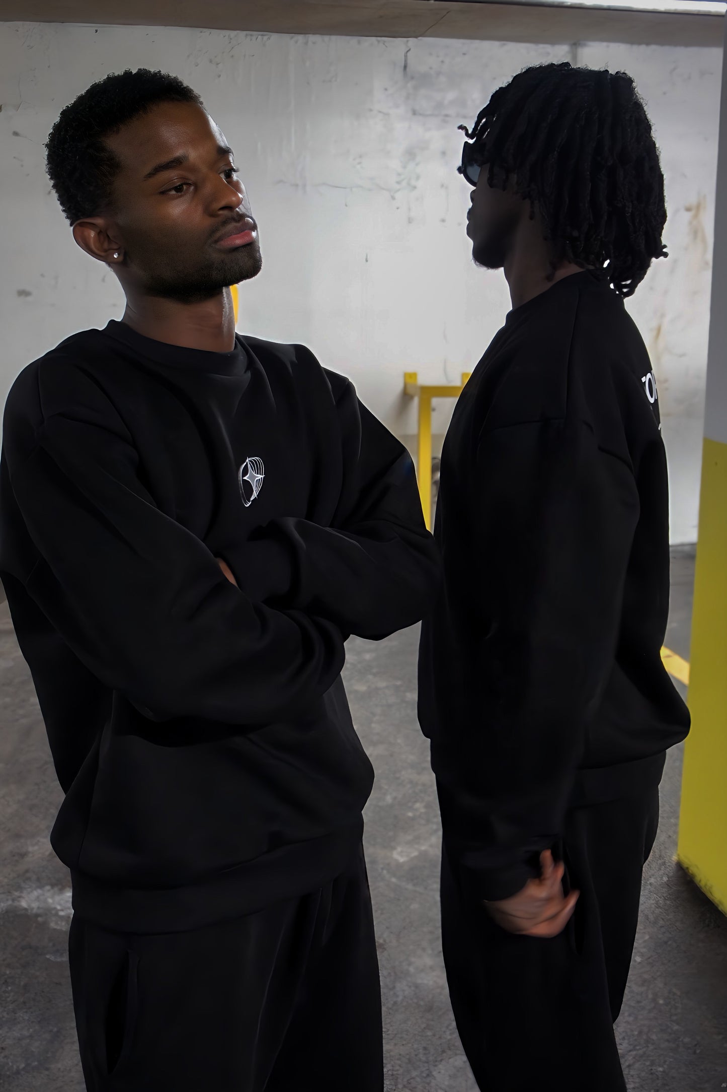 URBAN AESTHETICS BLACK SWEATSHIRT Storing